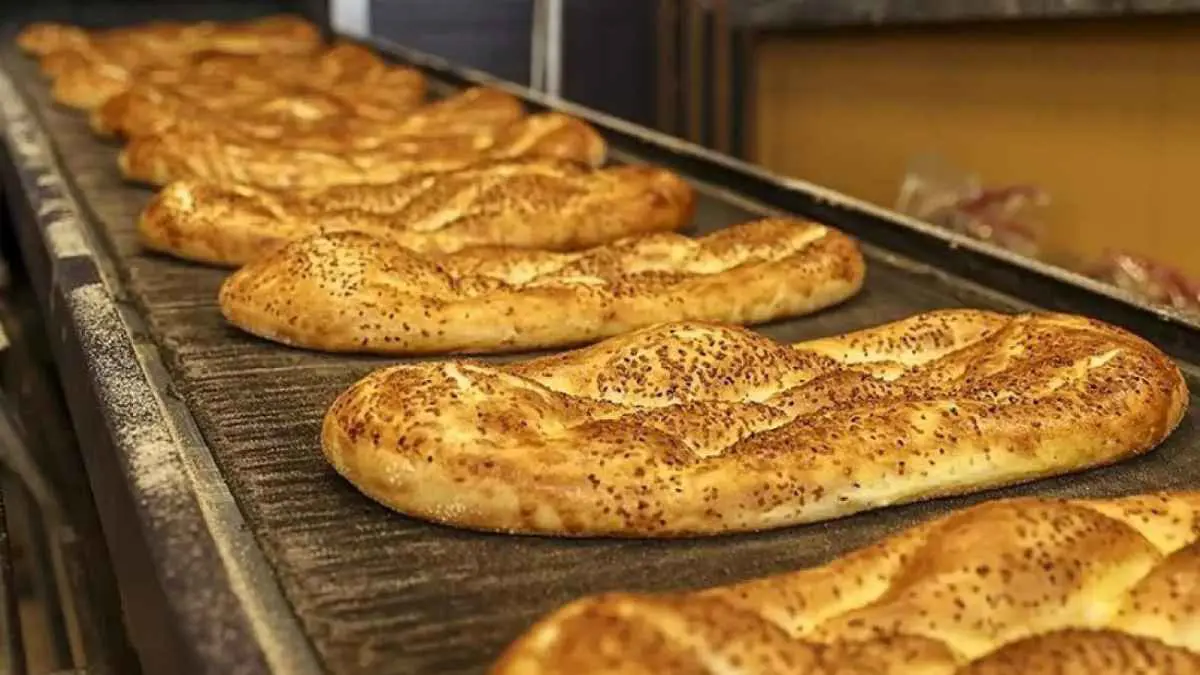 خبّاز تركي يثير غضب الصائمين خلال إعداد فطيرة رمضان (فيديو)