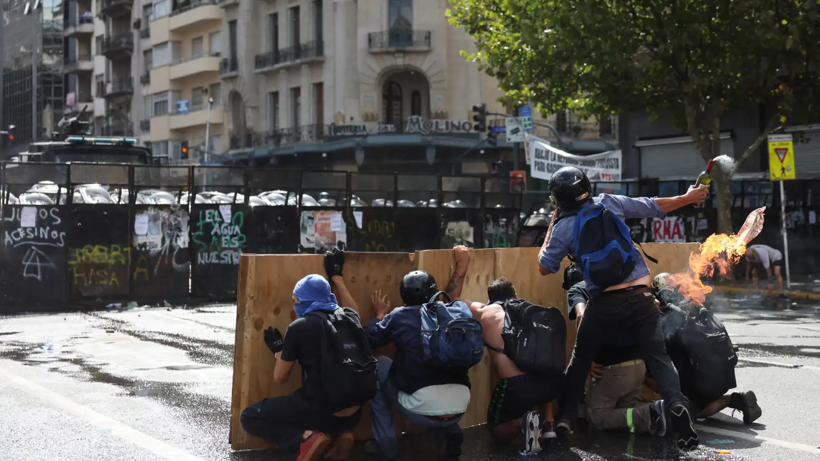 الغاز المسيل للدموع لتفريق المحتجين ضد تعديل قانون العمل في الأرجنتين