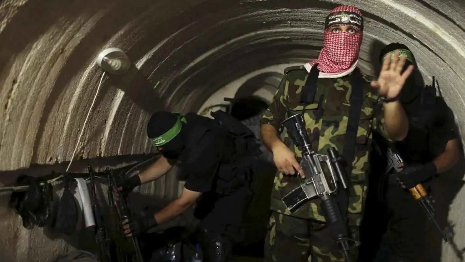 عناصر من القسام في أحد أنفاق غزة