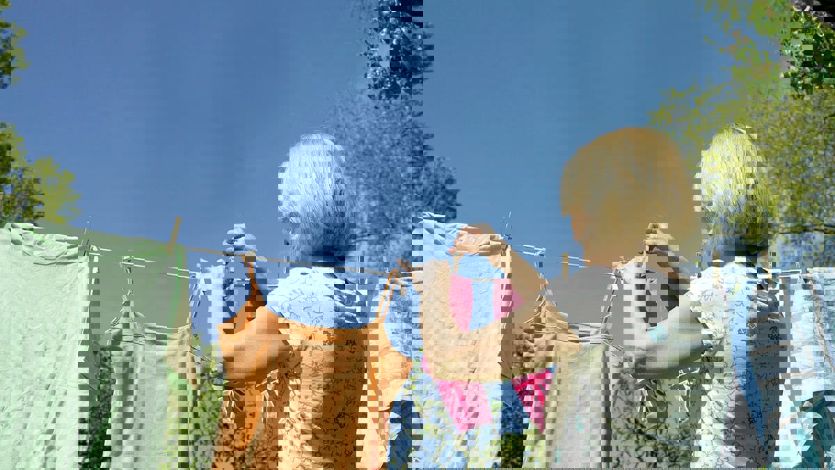 حقيبة بلاستيكية بسحاب.. شاهد أبسط غسالة محمولة في العالم