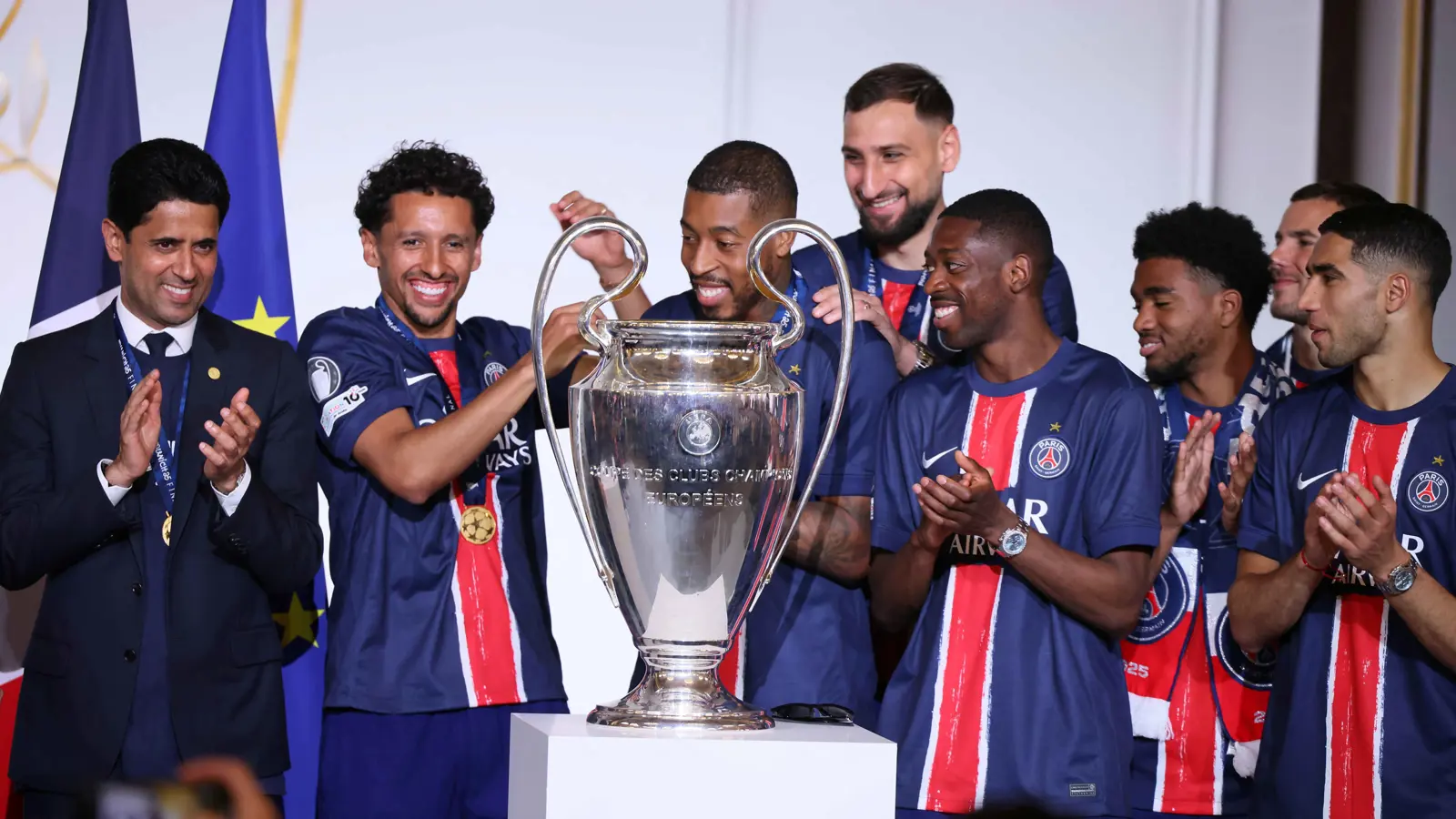 قرار من باريس سان جيرمان يُسعد مانشستر يونايتد