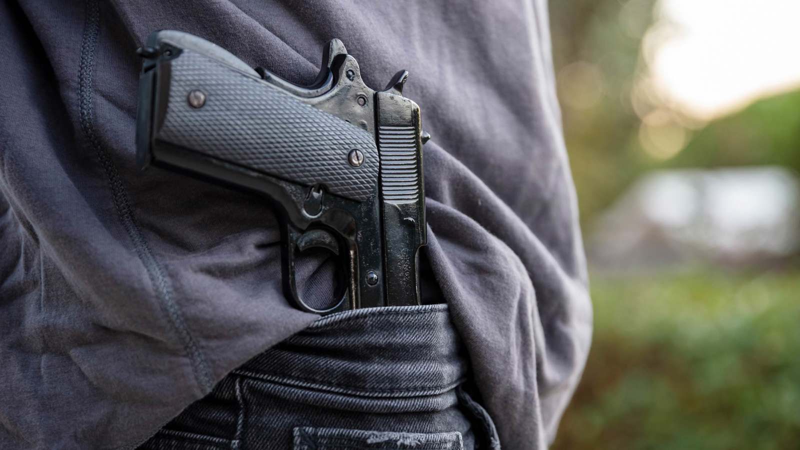 "مروع".. مقتل شابة على يد طليقها في الشارع (فيديو)