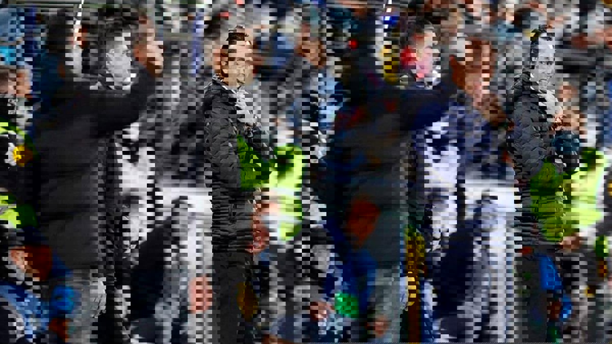 الشرطة تفصل بين تشافي وإيمري عقب فوز برشلونة في فياريال