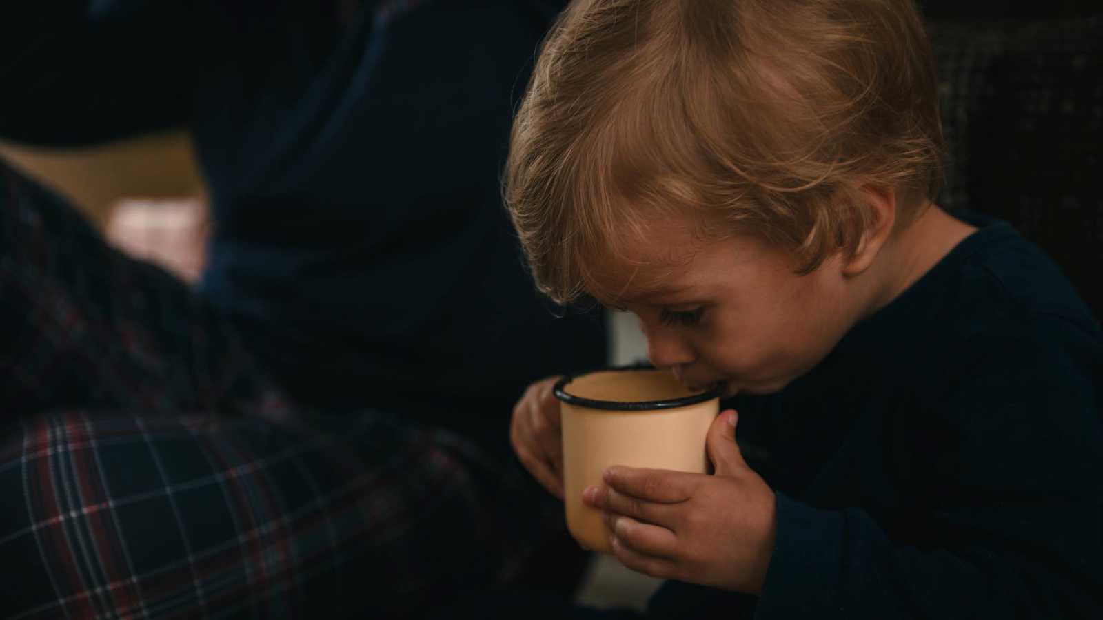 لماذا يجب منع طفلك من شرب الشاي أو القهوة؟