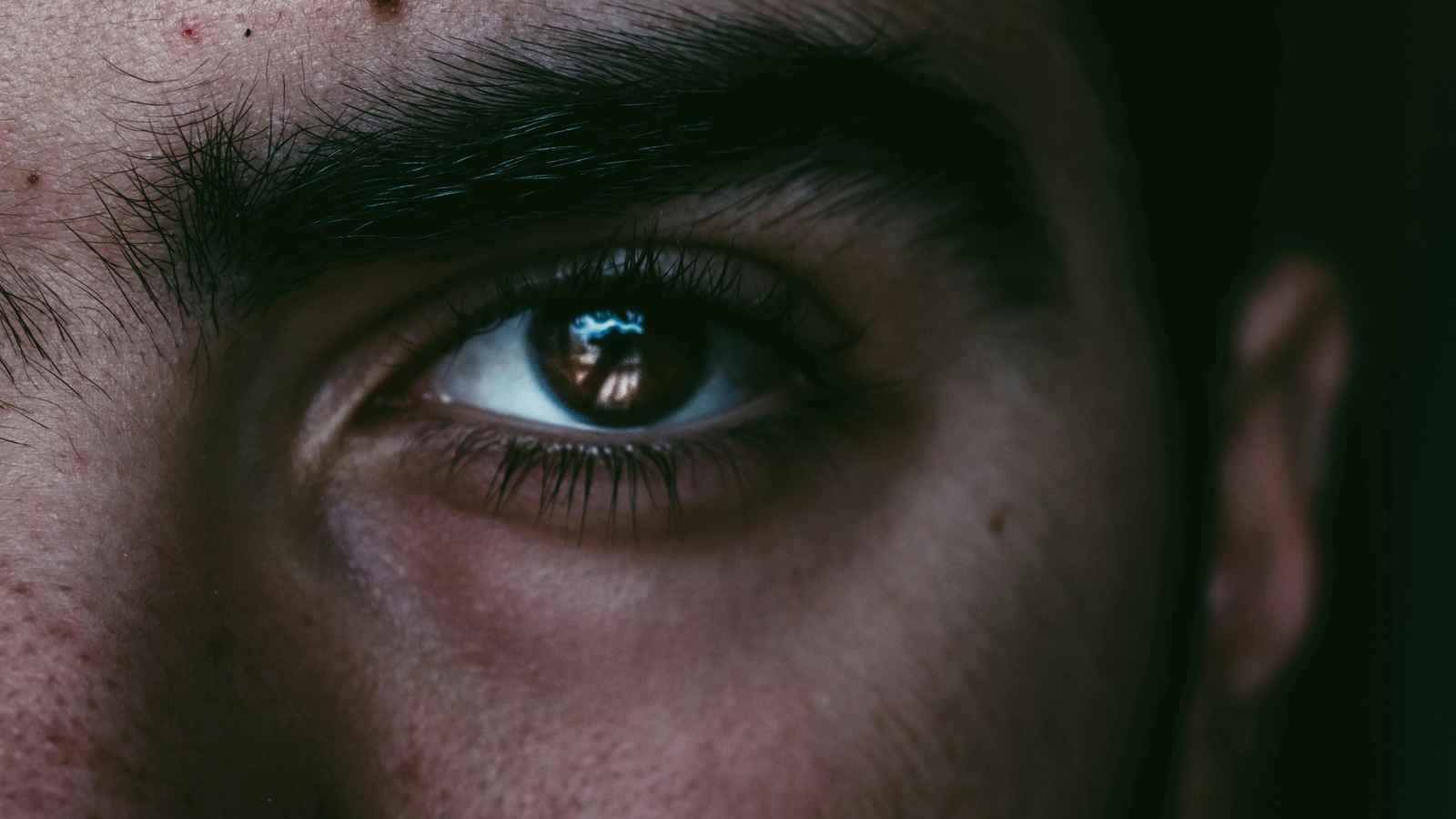 ترند قص الرموش على "تيك توك".. معتقدات اجتماعية ومخاطر صحية