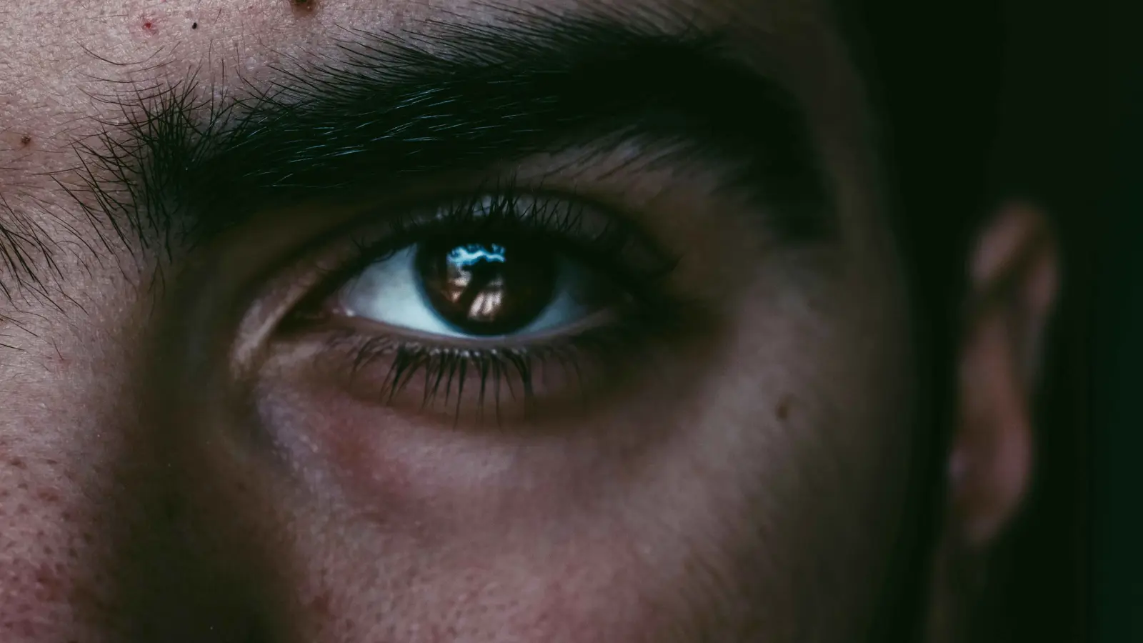 ترند قص الرموش على "تيك توك".. معتقدات اجتماعية ومخاطر صحية