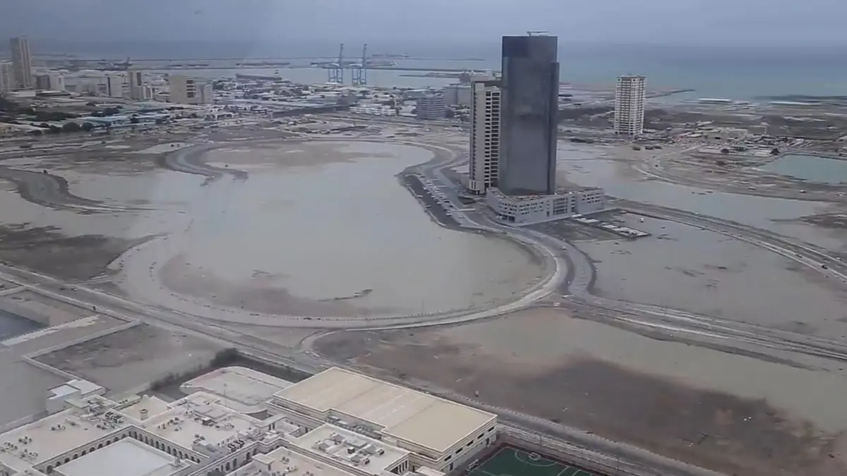 لقطات جوية صادمة تظهر حجم السيول التي ضربت الفجيرة الإماراتية