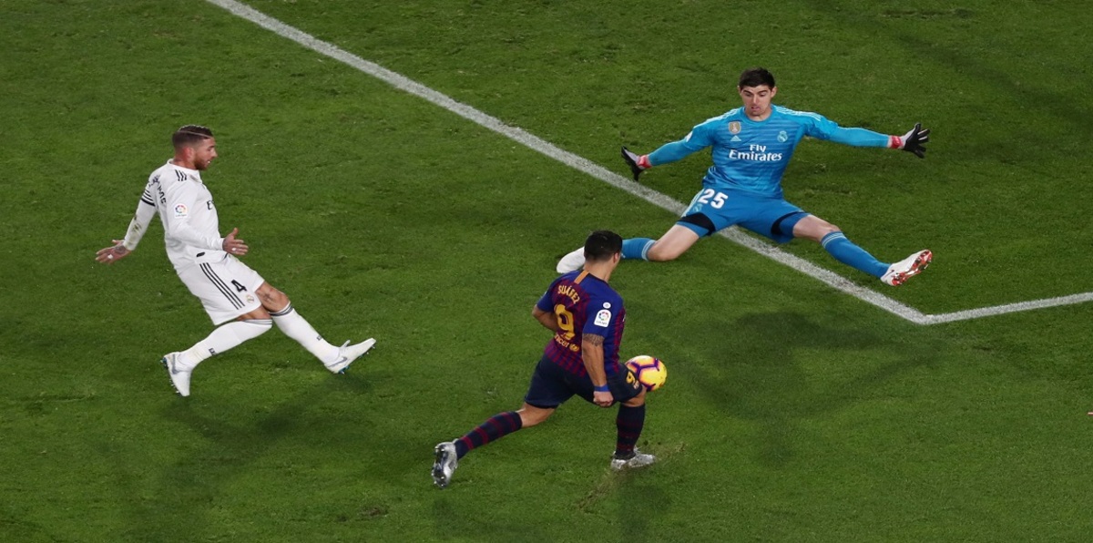 لويس سواريز يقود نادي برشلونة لاكتساح ريال مدريد بخماسية تاريخية في الكلاسيكو (فيديو)