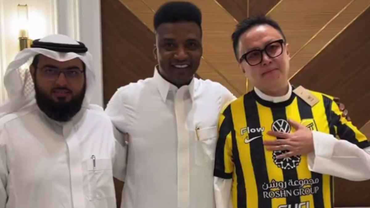 مشجع صيني يعتنق الإسلام بعد تأثره بنادي الاتحاد ومحمد نور يكرمه (فيديو)
