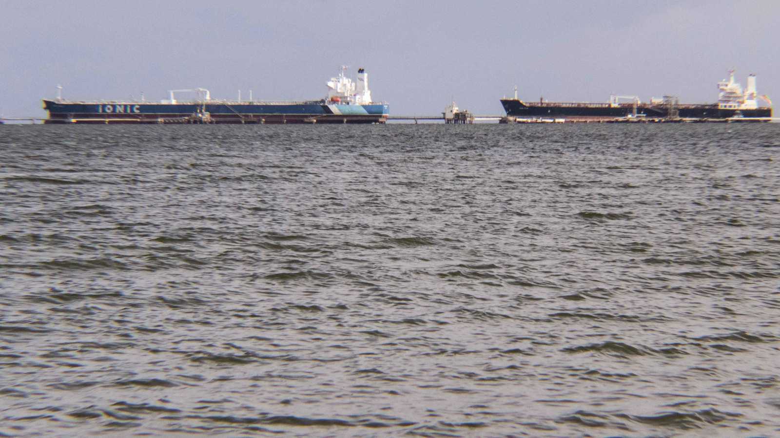 واشنطن تطلب أوامر قضائية لمصادرة عشرات سفن النفط الفنزويلية