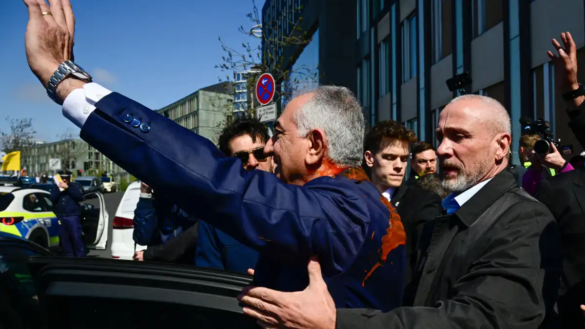 إلقاء رب الطماطم على رضا بهلوي 