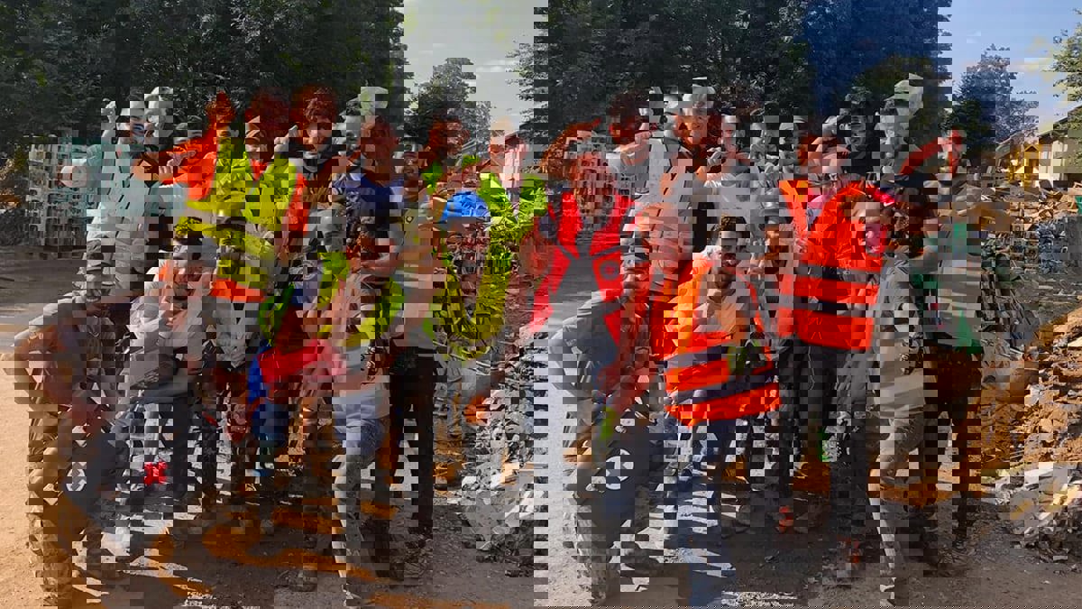 لخبرتهم في معايشة الكوارث... لاجئون سوريون يزيلون آثار فيضانات ألمانيا‎