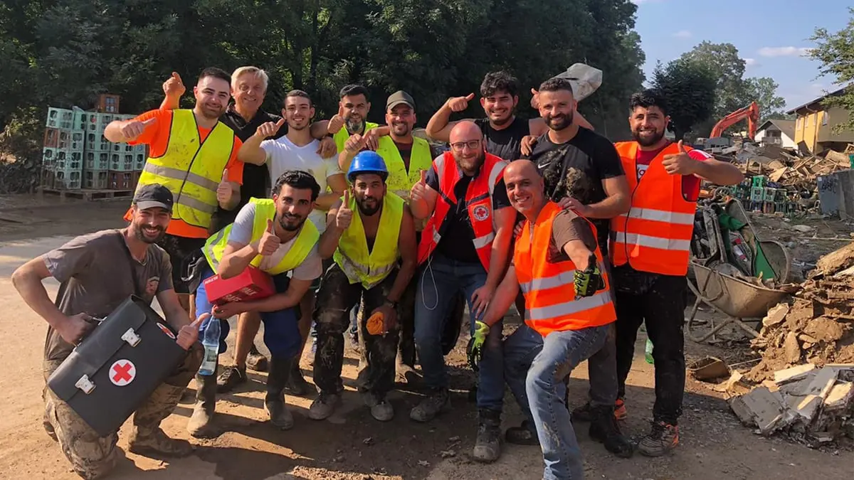 لخبرتهم في معايشة الكوارث... لاجئون سوريون يزيلون آثار فيضانات ألمانيا‎