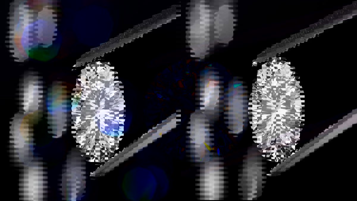 تقنية ليزر فريدة للنقش والكتابة داخل الماس