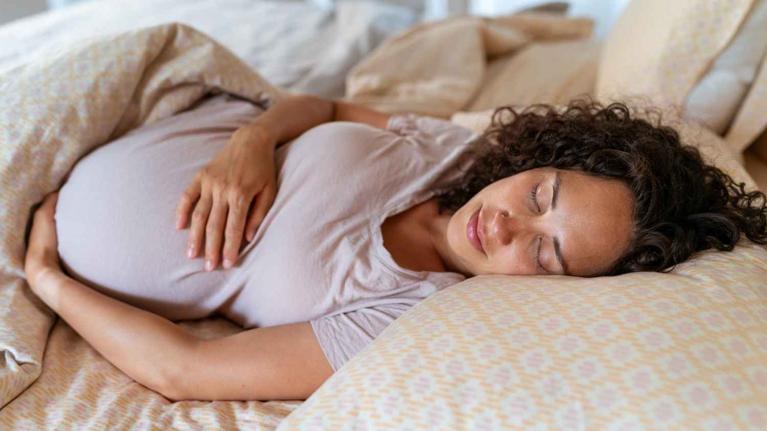 دراسة: نوم الحامل "طوال الليل" يحمي الطفل من تأخر النمو