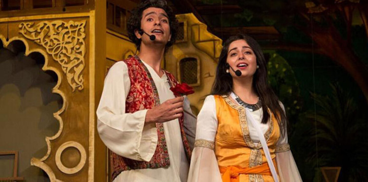 هبة مجدي ومحمد محسن يحتفلان بخطوبتهما على المسرح (صور)