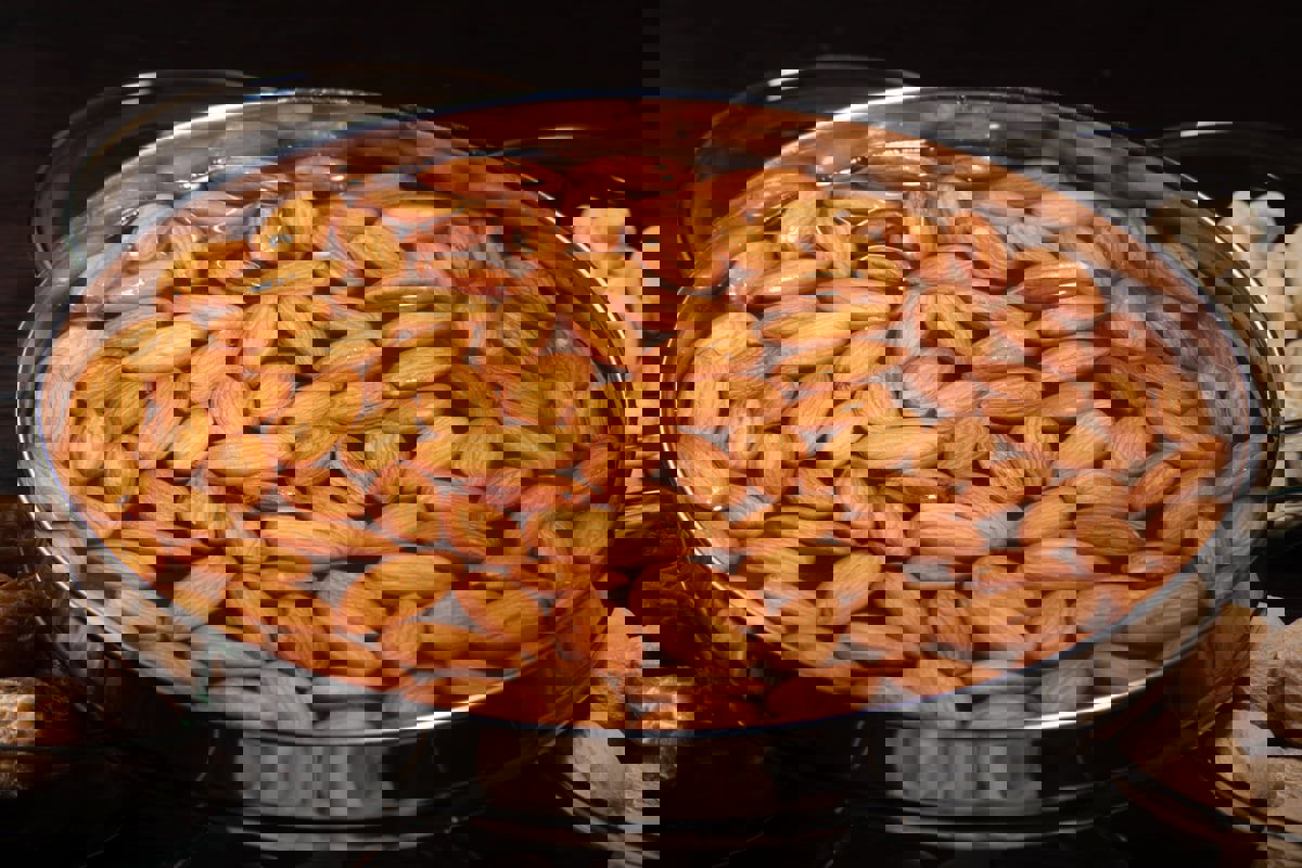 ماذا يحدث لبشرتك عند تناول اللوز المنقوع بانتظام؟