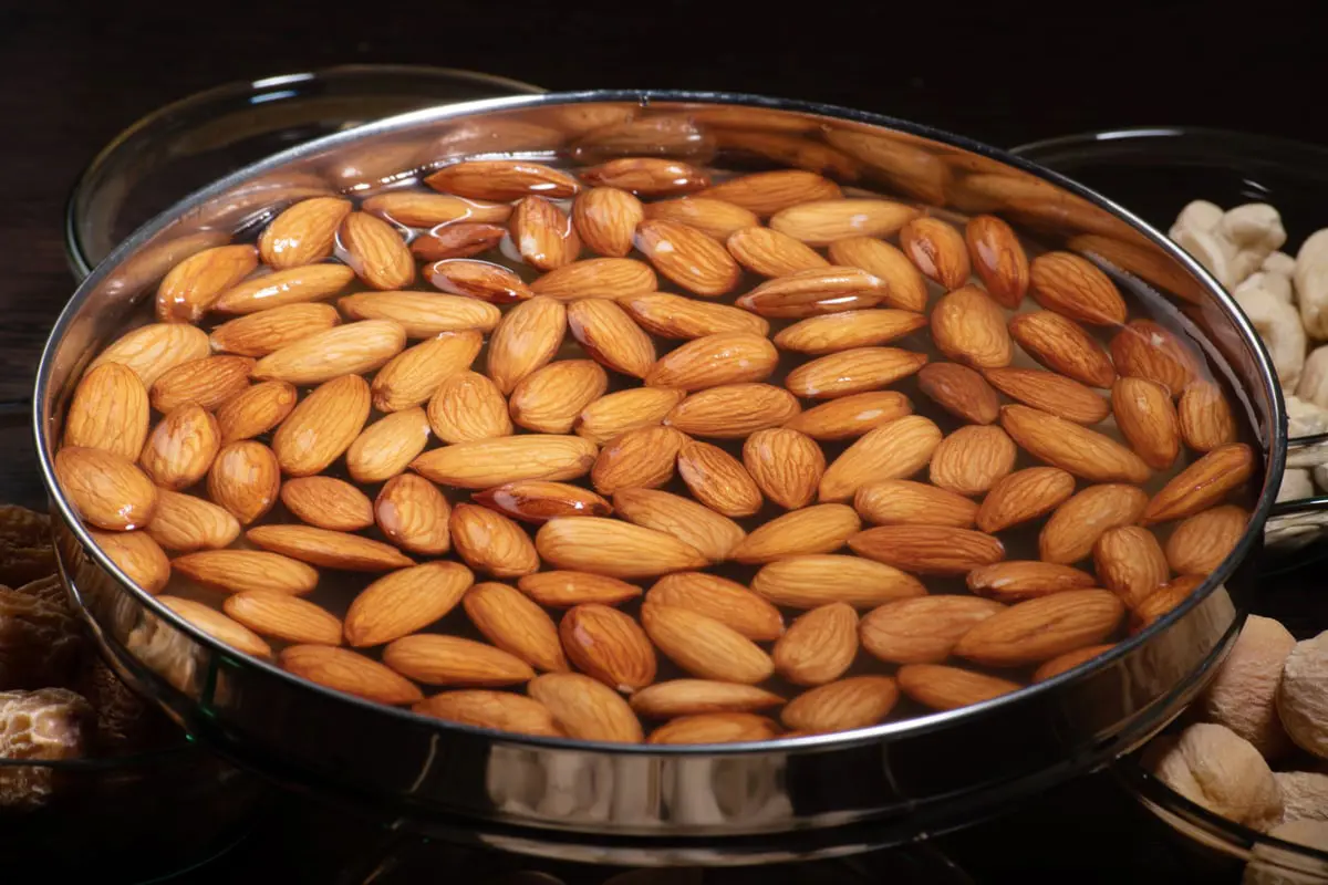 ماذا يحدث لبشرتك عند تناول اللوز المنقوع بانتظام؟