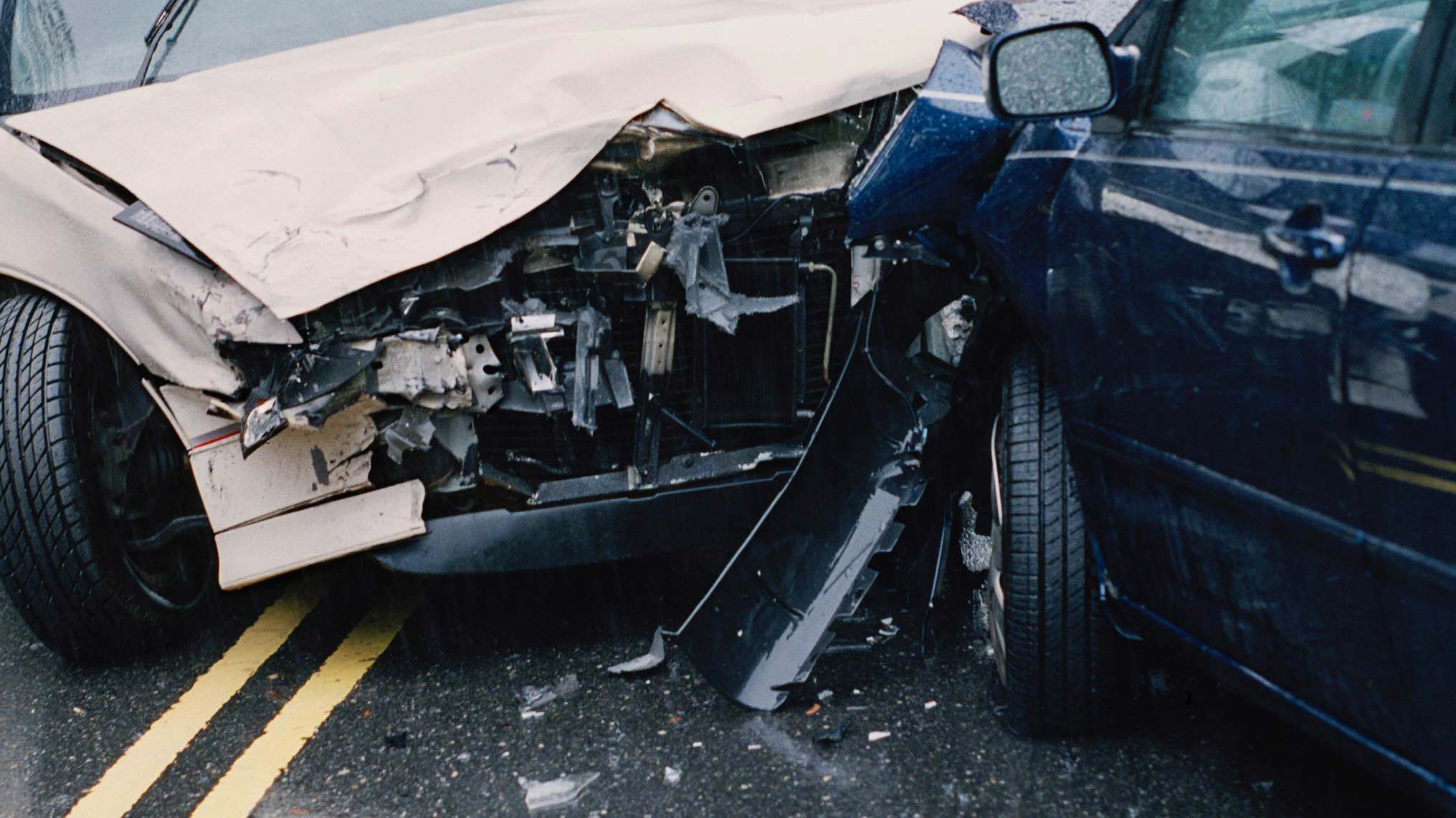 الكويت.. مصرع شخص وإصابة آخرين إثر حادث تصادم جماعي