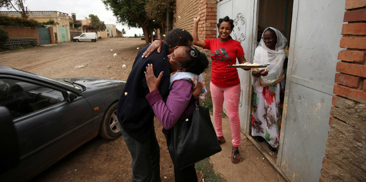 بعد فراق 18 عامًا.. إثيوبي يعثر على أسرته في إريتريا (صور)