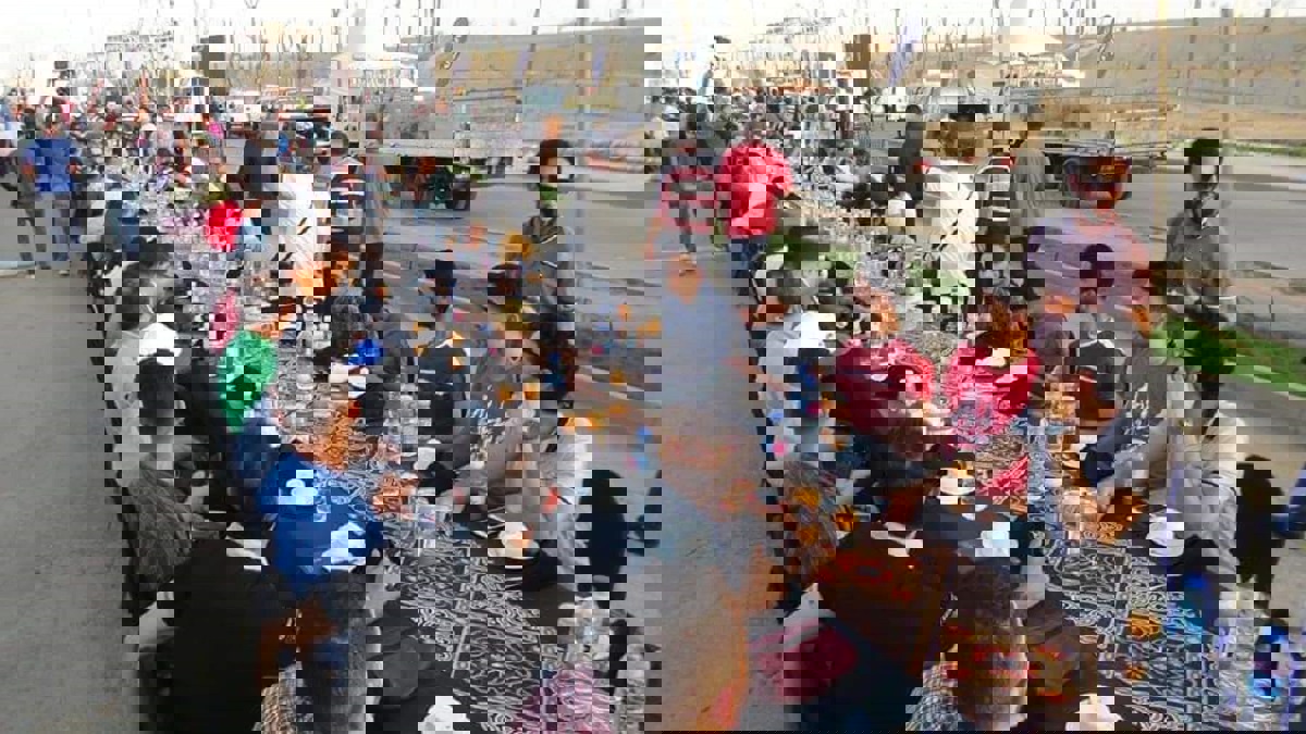 مصر تدخل موسوعة "غينيس" بأطول مائدة إفطار في العالم (صور)