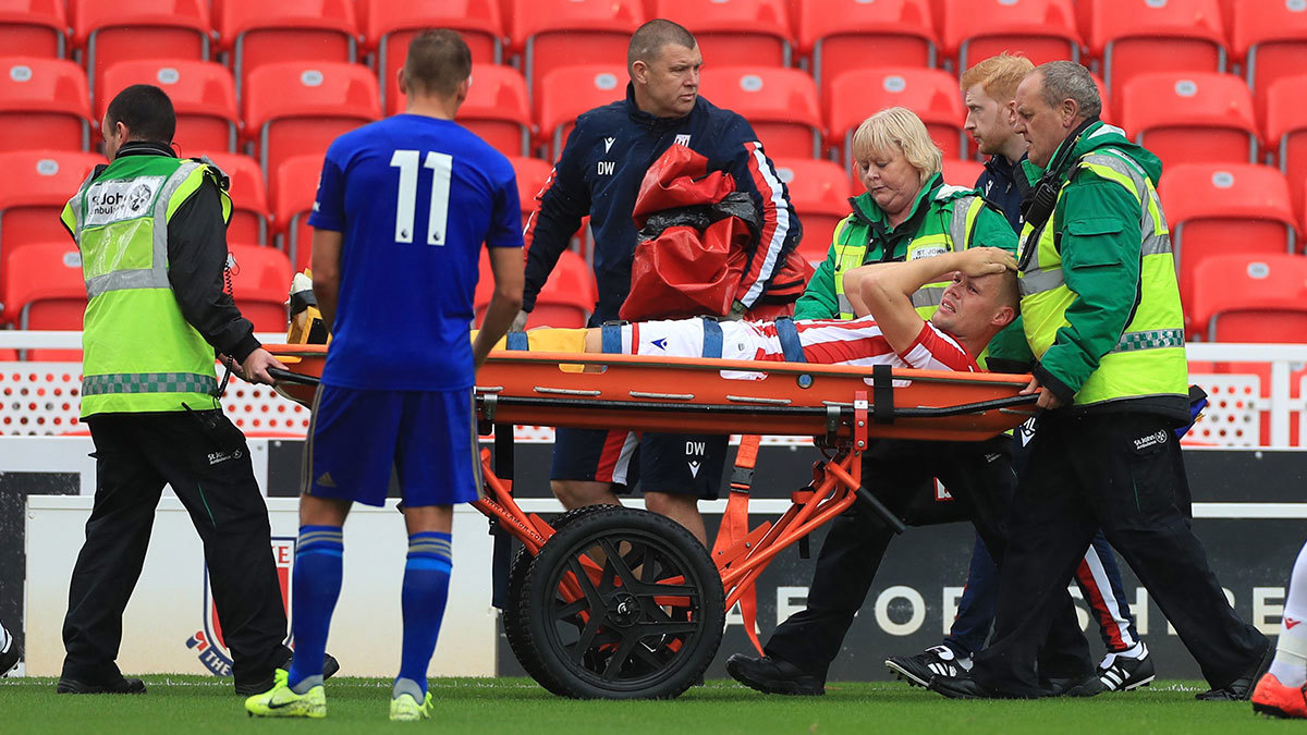 إصابة مرعبة لمدافع ستوك سيتي ريان شوكروس خلال مباراة ودية (فيديو)