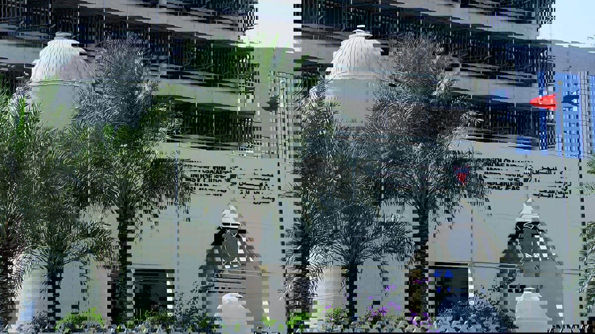 البحرين.. سجن وزير سابق بقضايا شيكات من دون رصيد‎‎