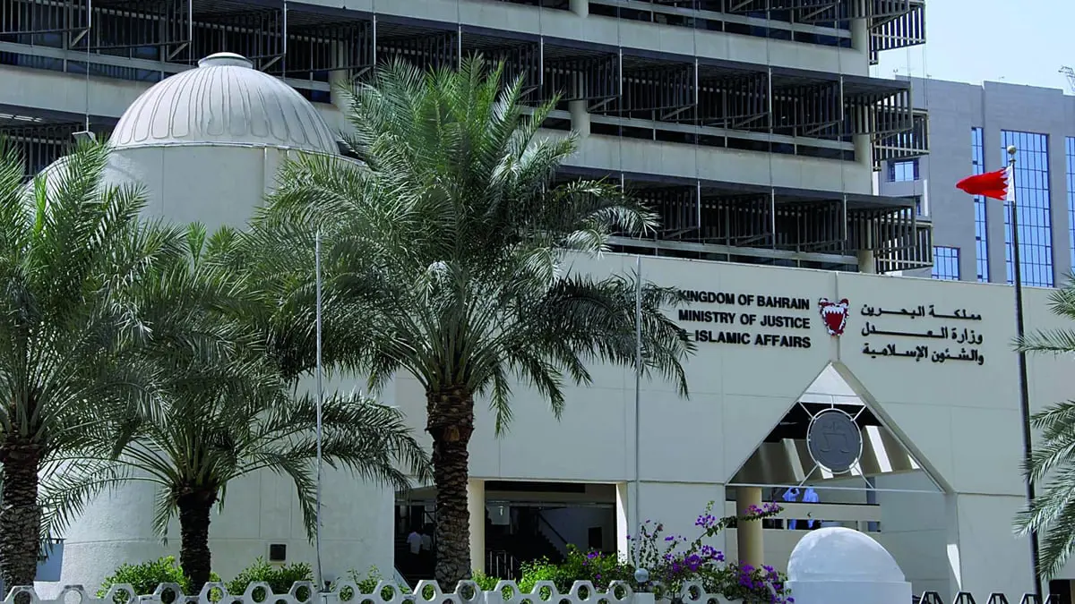 البحرين.. سجن وزير سابق بقضايا شيكات من دون رصيد‎‎