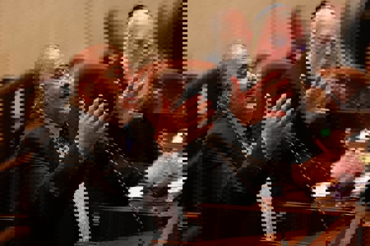 منصور عباس يحث حماس على إطلاق سراح بعض الأسرى 