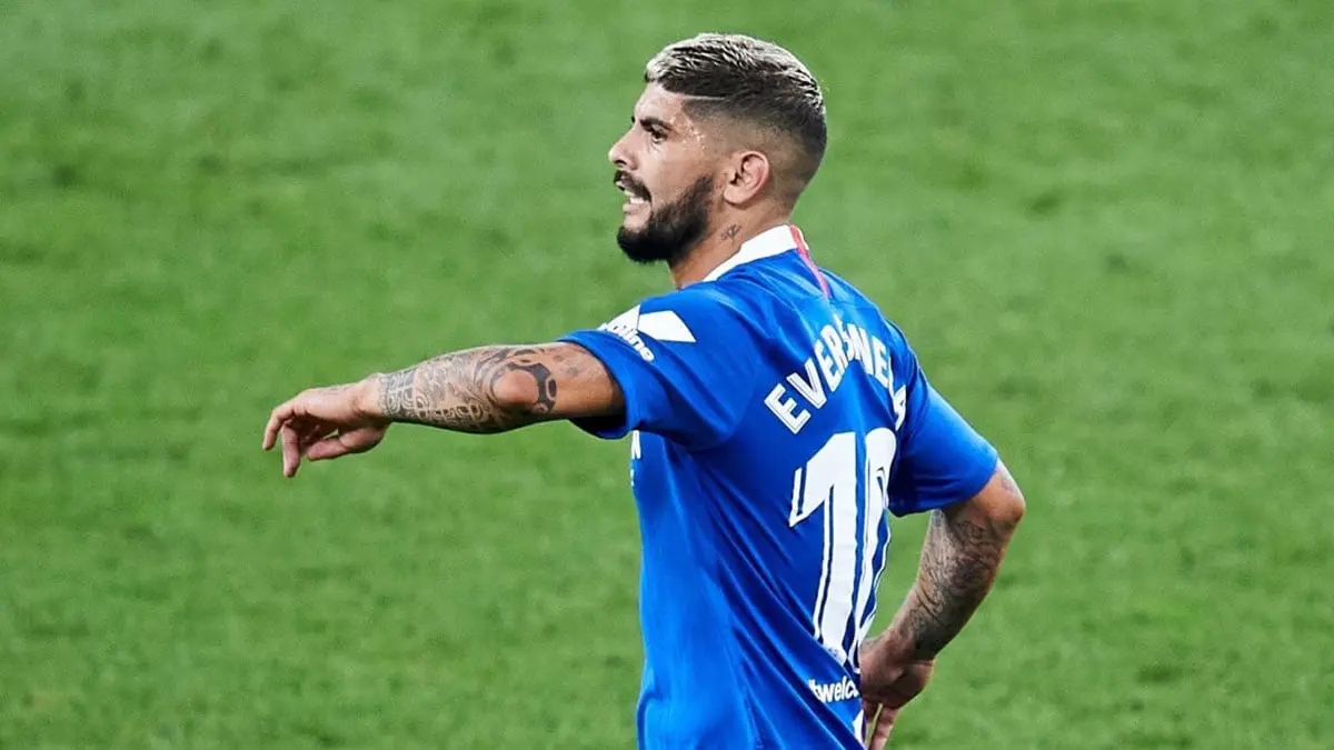 إيفر بانيغا نجم إشبيلية يثير أزمة بتواجده في ملهى ليلي ظهرت به إصابات كورونا