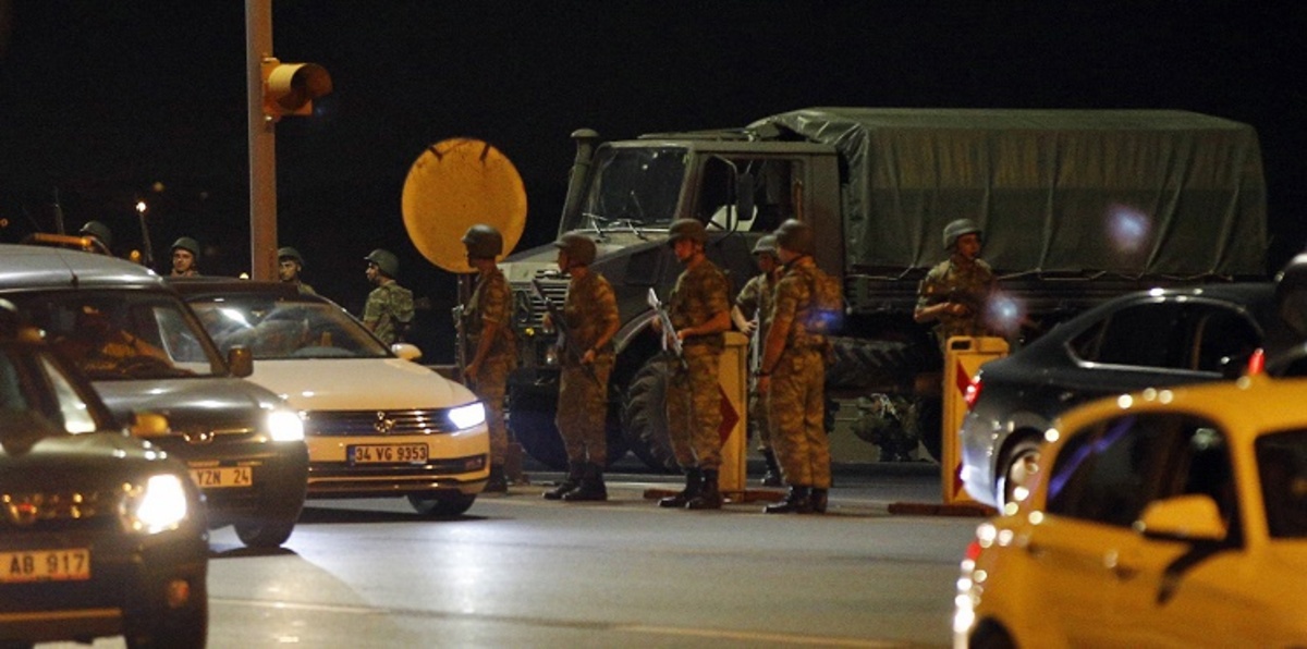 تركيا تقرر إغلاق قاعدة جوية وثكنات استخدمت في محاولة الانقلاب