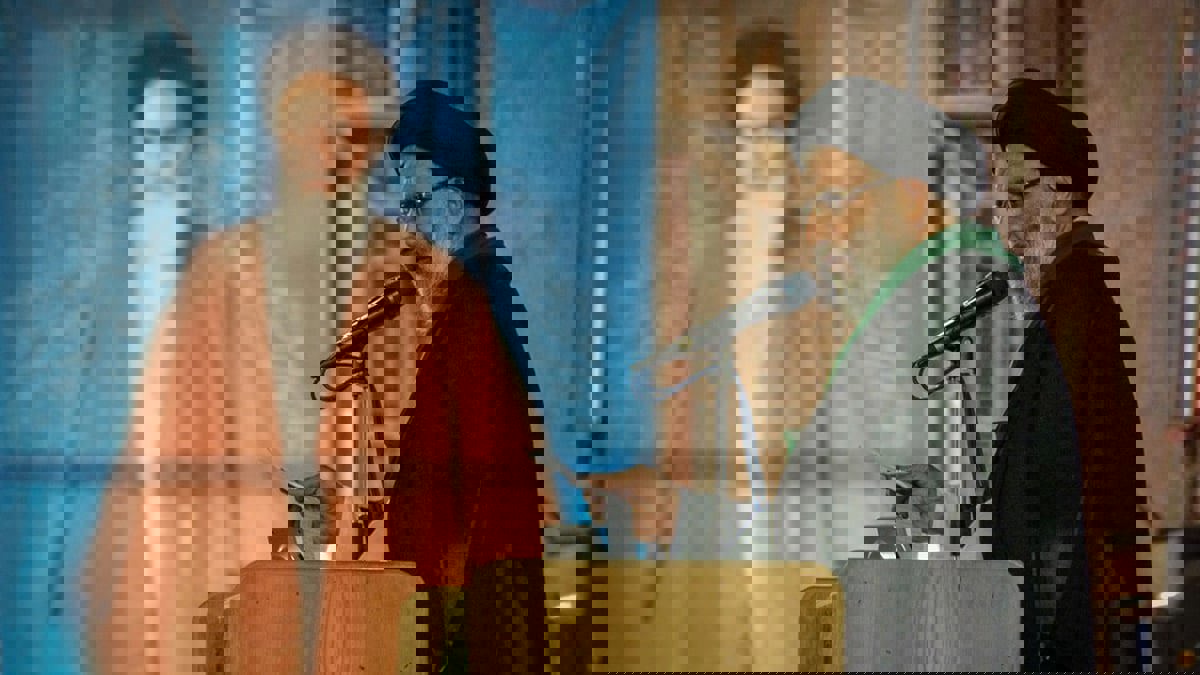 إيران.. محتجون يمنعون ممثل خامنئي من إكمال خطابه في عزاء ضحايا "متربول"