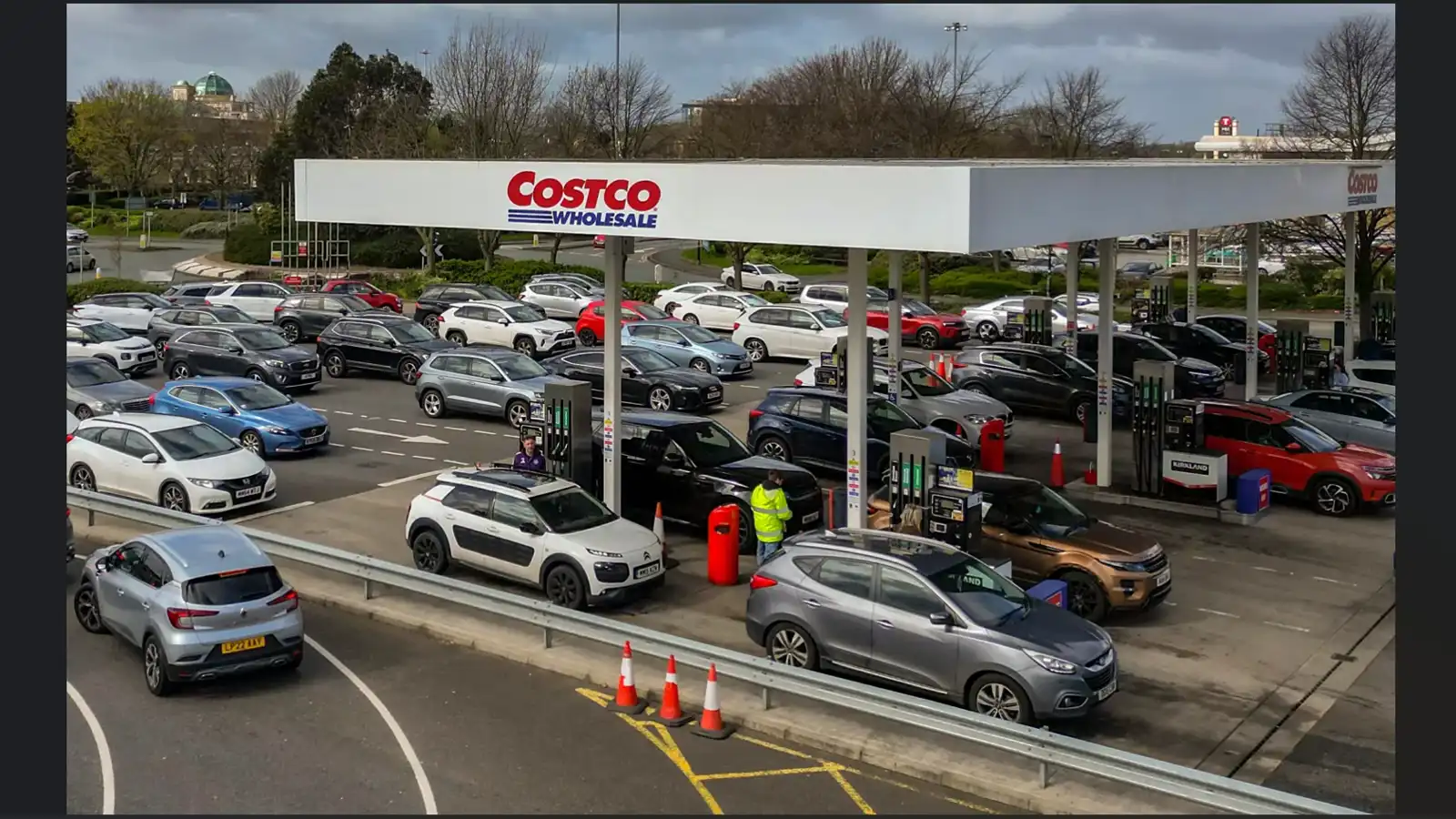 السويد تدرس تقنين استهلاك الوقود بسبب تداعيات حرب إيران