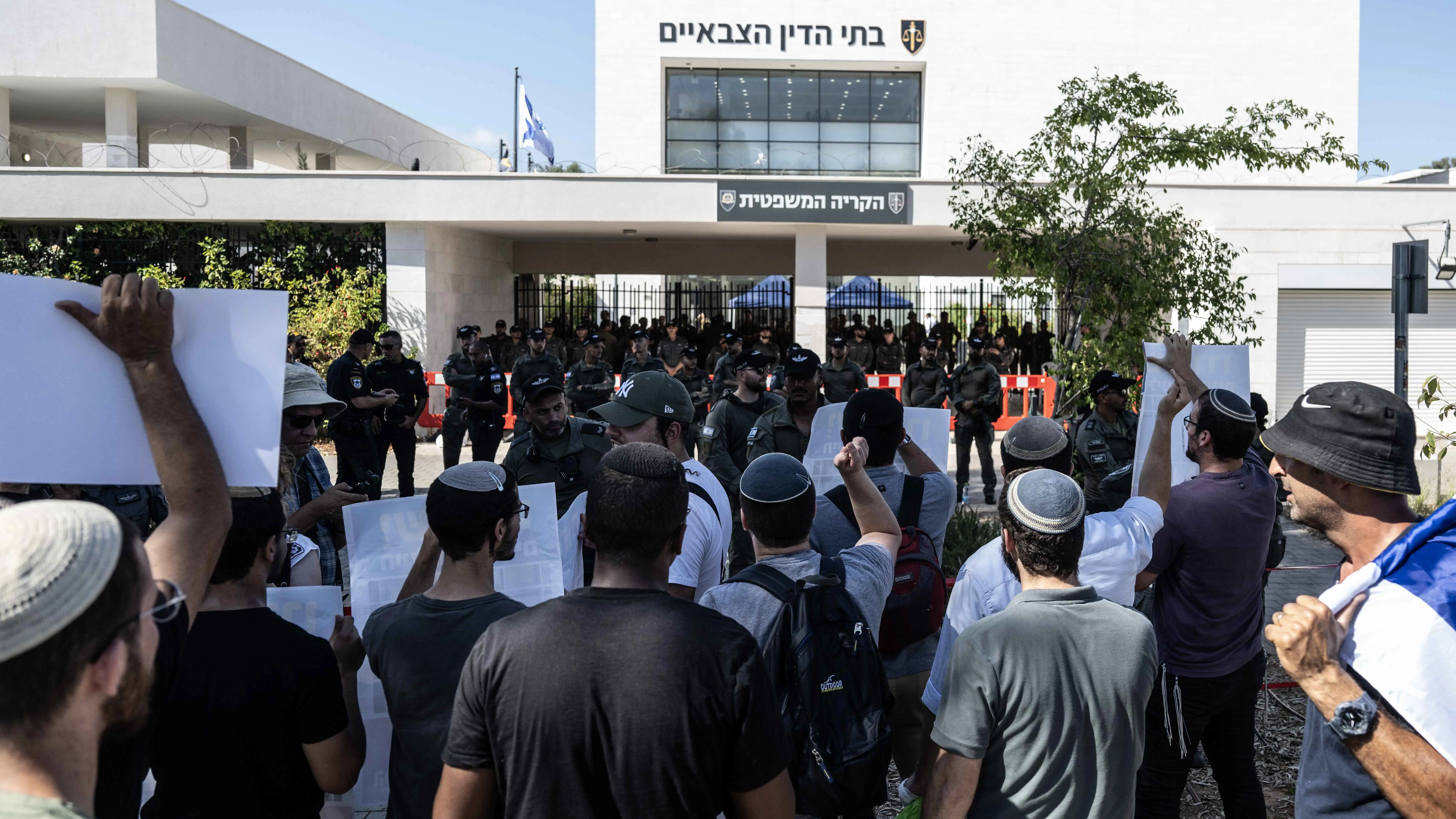 فيديو يوثق اعتداء جنود إسرائيليين "جنسياً" على أسير فلسطيني