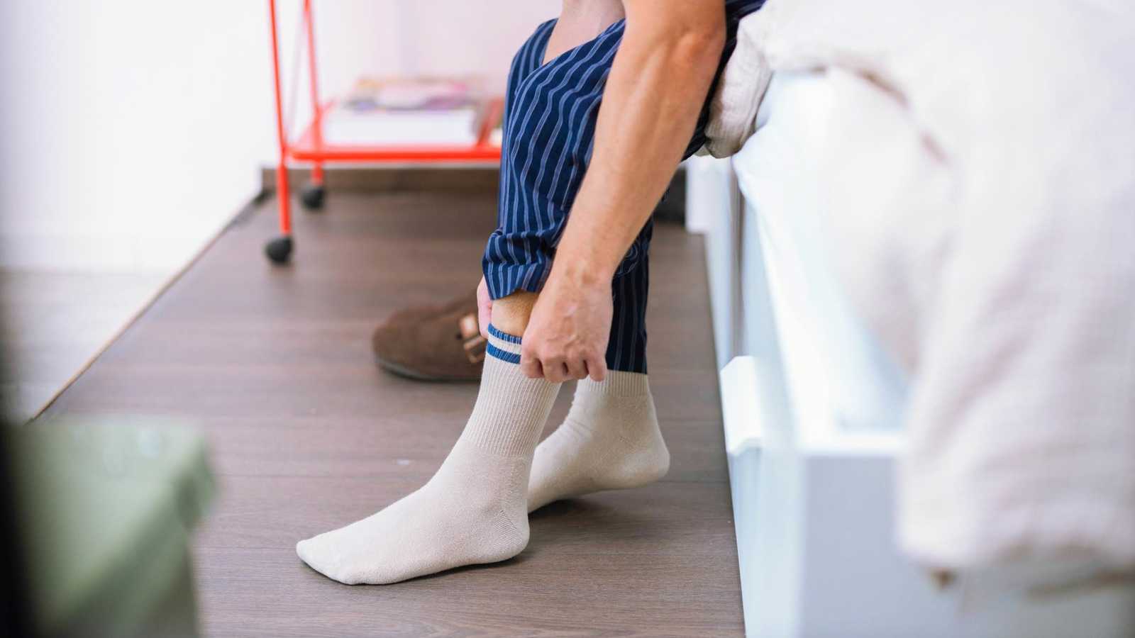 هل تترك جواربك علامات على ساقيك؟.. الدراسات تجيب