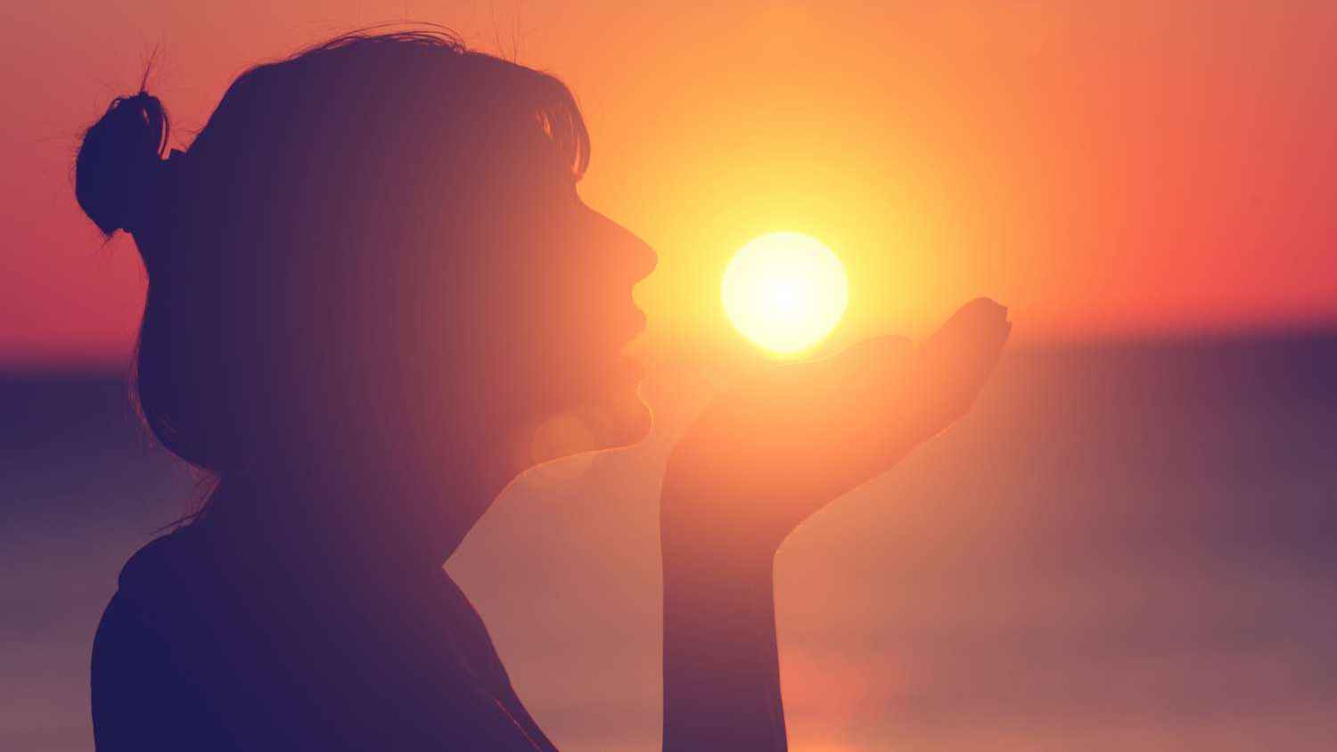 من "الشخص الرائع" في عيون العالم؟.. دراسة تكشف صفات "عباقرة الجاذبية"