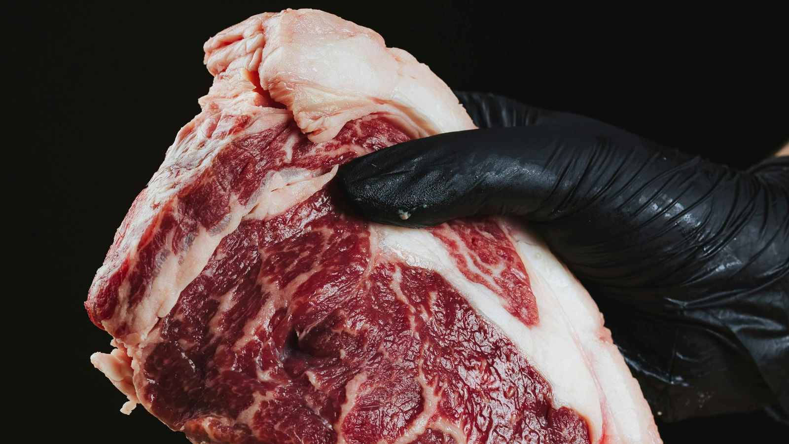 من المطبخ إلى العناية بالبشرة.. هل يستحق شحم البقر هذه الشعبية؟