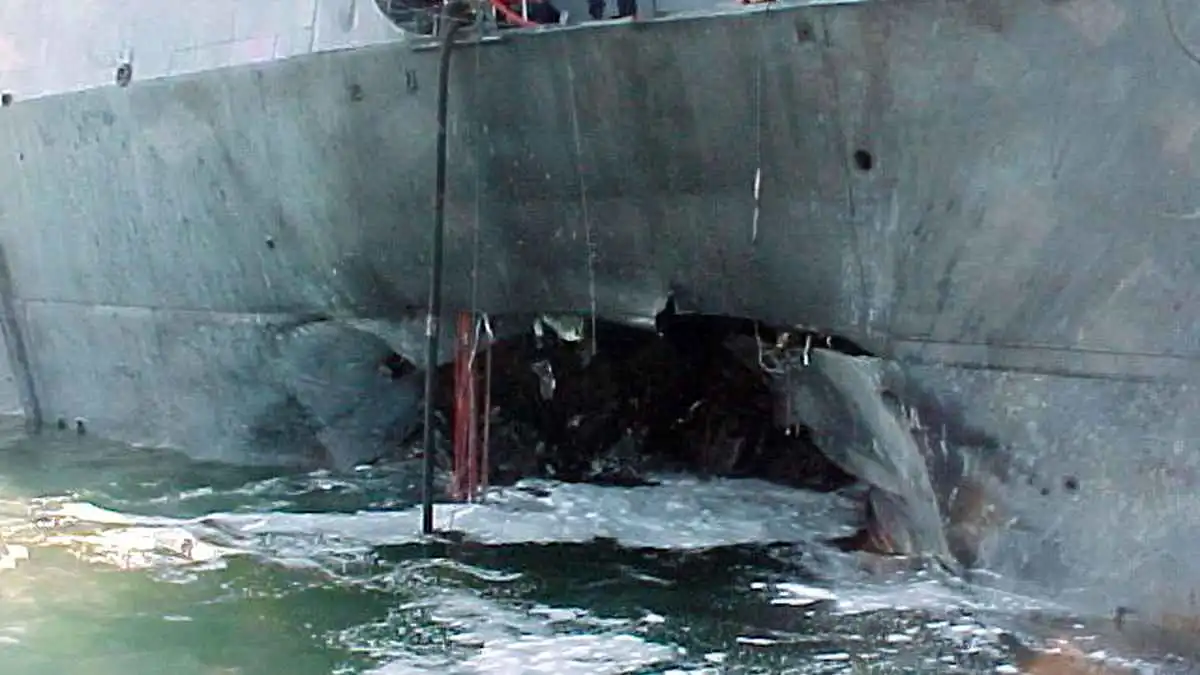 "يو إس إس كول".. كارثة بحرية قبل 25 عاماً ترسم حصار الموانئ الإيرانية