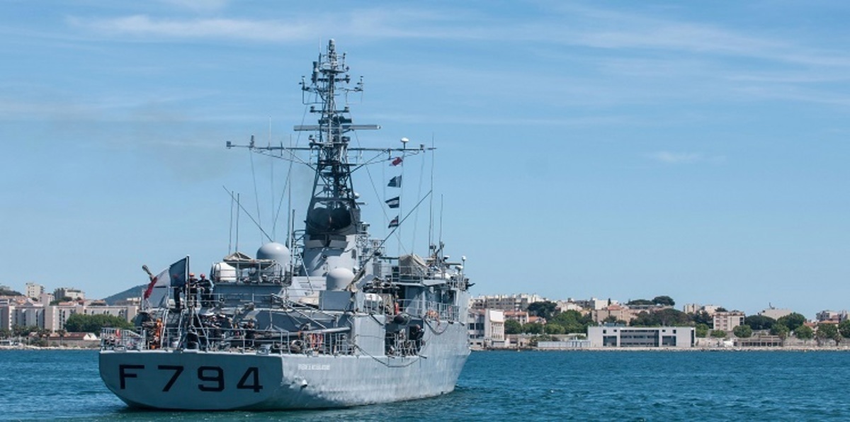 سفينة فرنسية تصل موقع سقوط الطائرة المصرية للبحث عن الصندوقين الأسودين