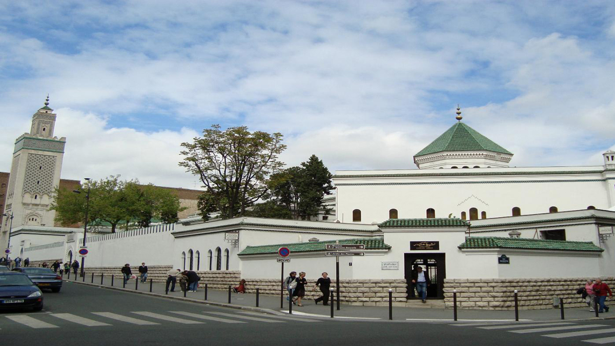 فرنسا.. مسلمون يؤدون الصلاة بطقوس غريبة 