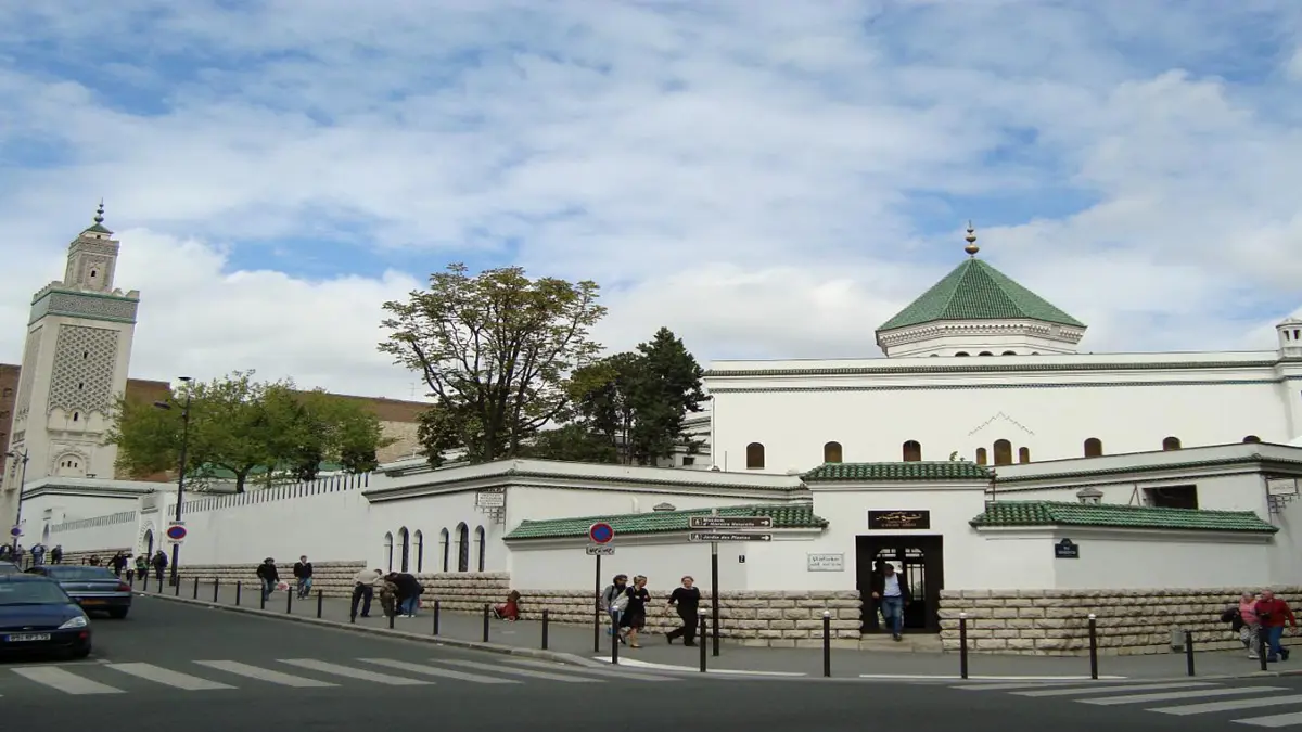 فرنسا.. مسلمون يؤدون الصلاة بطقوس غريبة 