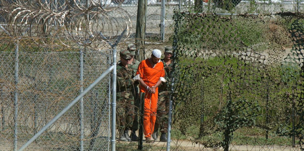 أمريكا ترحل معتقلَينِ أحدهما يمني من غوانتانامو إلى صربيا‎