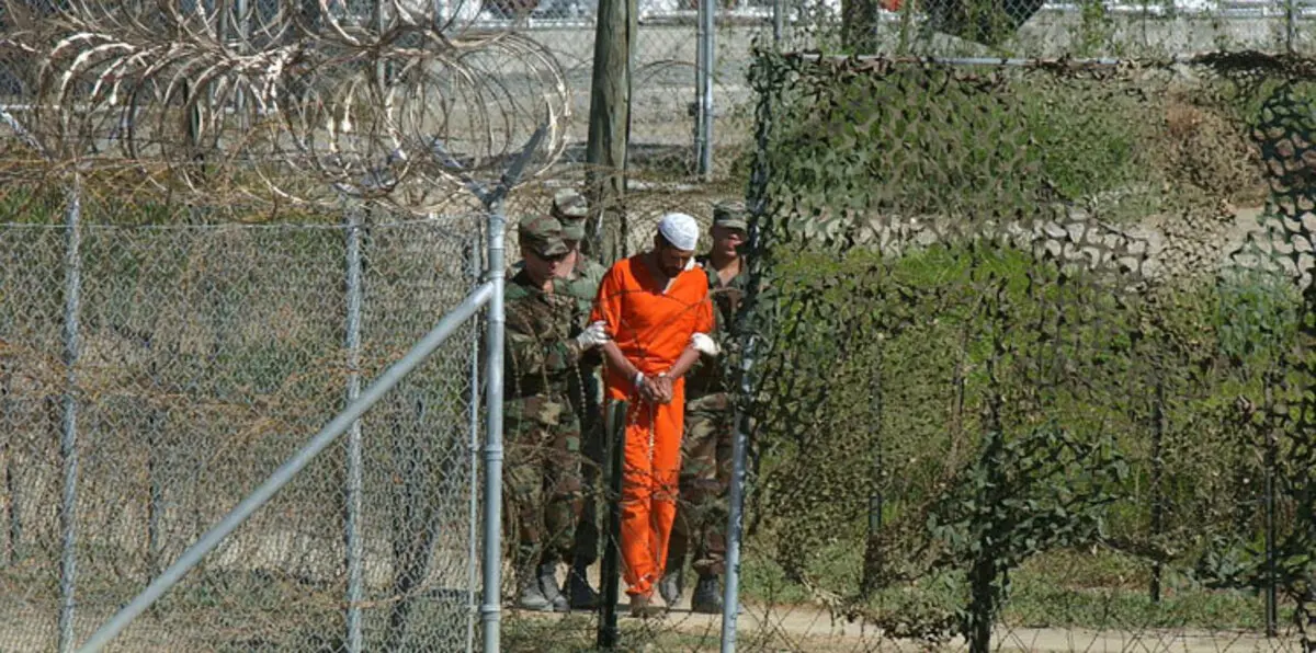 أمريكا ترحل معتقلَينِ أحدهما يمني من غوانتانامو إلى صربيا‎