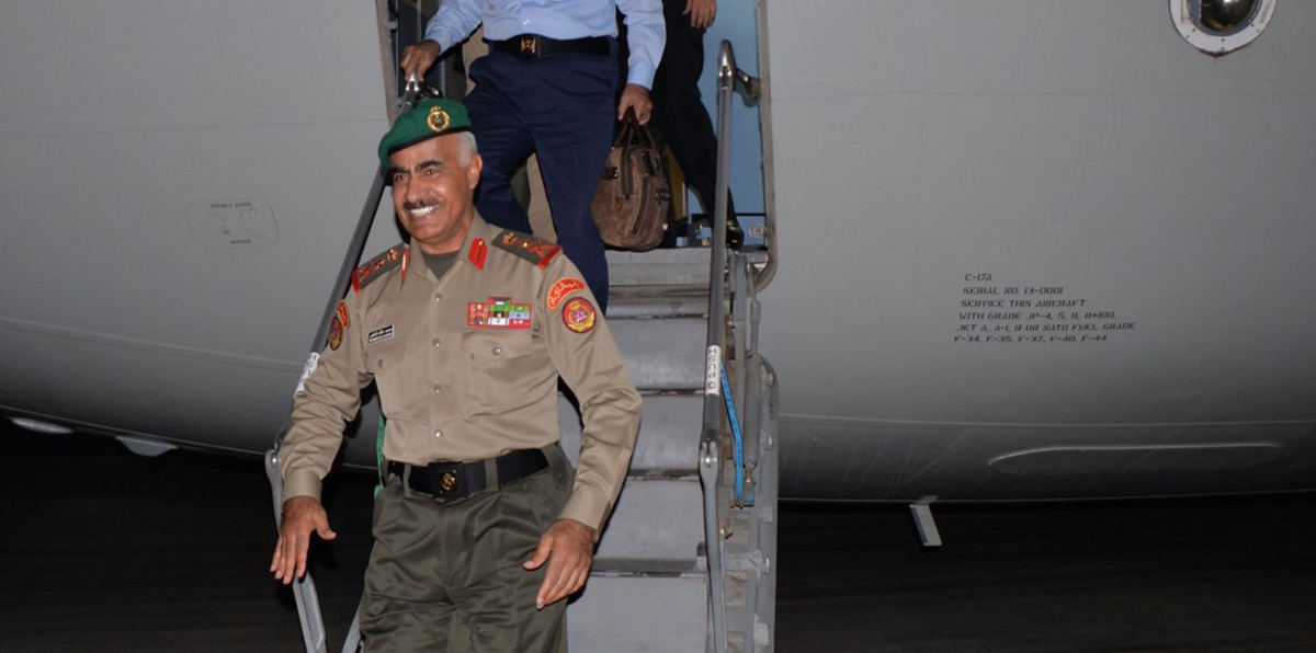 بالصور.. الكويت تستقبل بالورود رئيس أركان الجيش الناجي من تحطم الطائرة