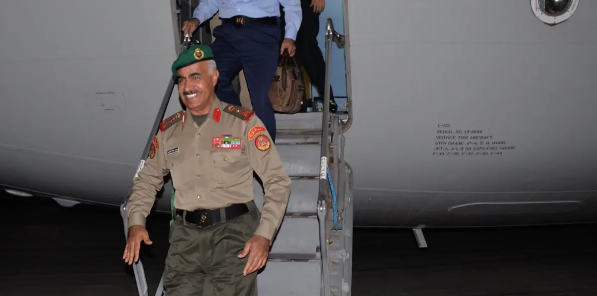 بالصور.. الكويت تستقبل بالورود رئيس أركان الجيش الناجي من تحطم الطائرة