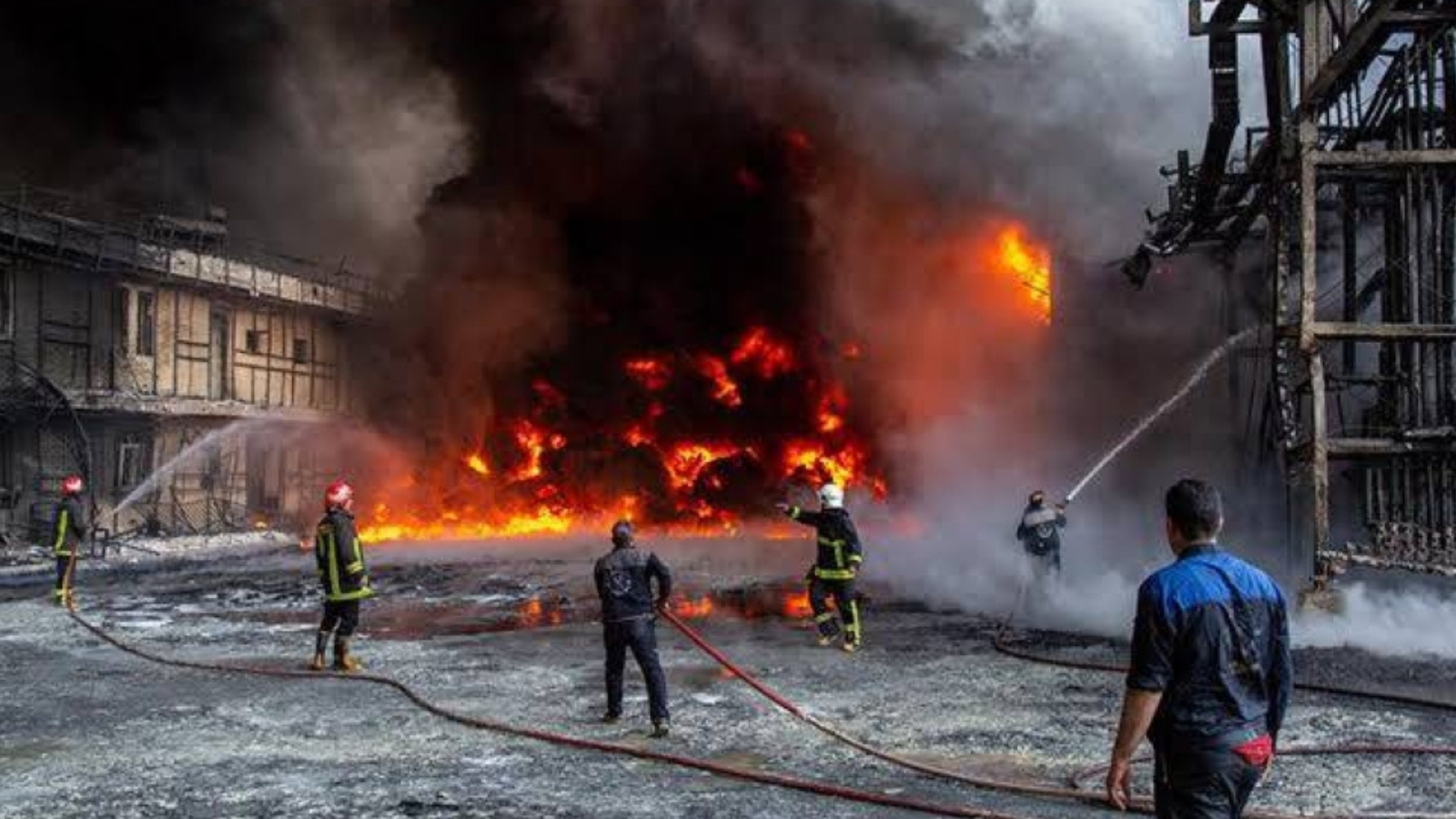 اندلاع حريق ضخم في مبنى أبرز شركات التأمين الإيرانية (فيديو)