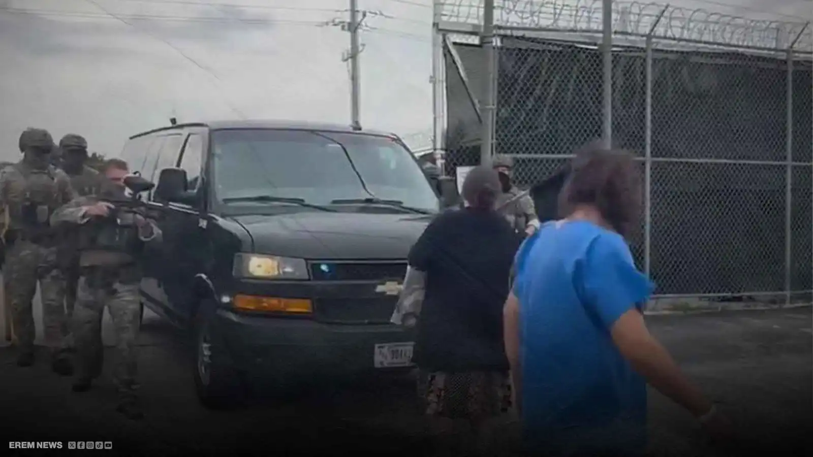 12 ساعة من التوتر.. امرأة تتصدر مشهد الصدام مع وكالة الهجرة الأمريكية