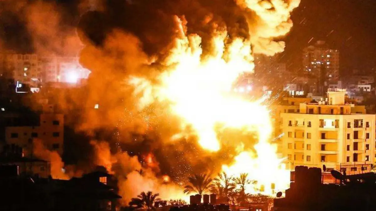 إسرائيل تقصف مواقع لحماس وصاروخ فلسطيني يصيب منزلًا في عسقلان‎