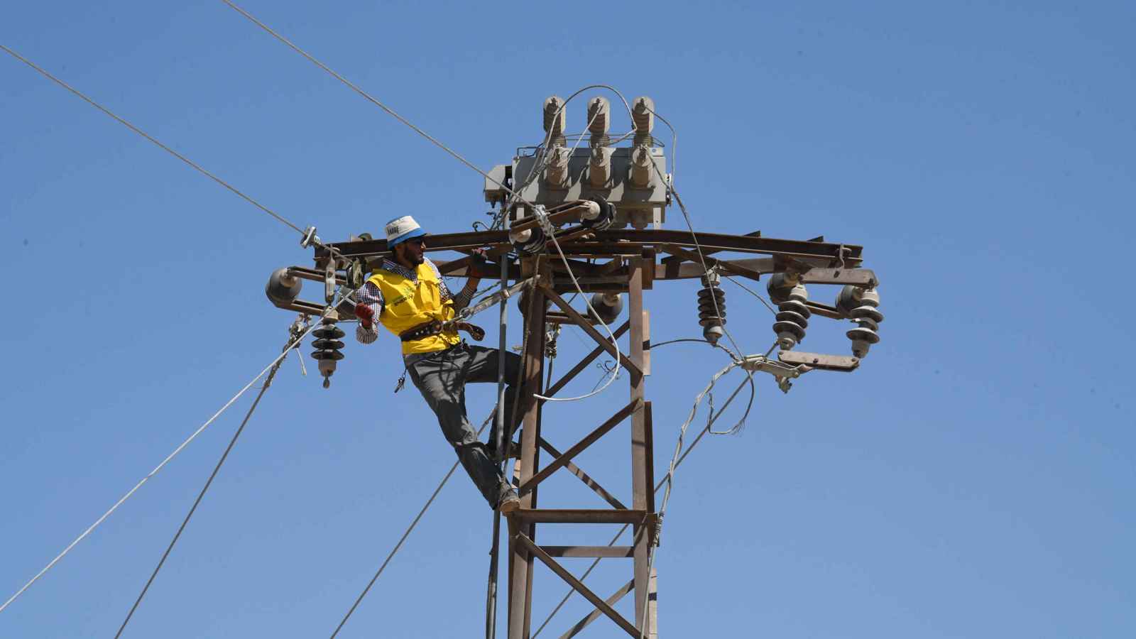 الحكومة السورية تؤكد ضرورة إعادة الربط الكهربائي مع الأردن