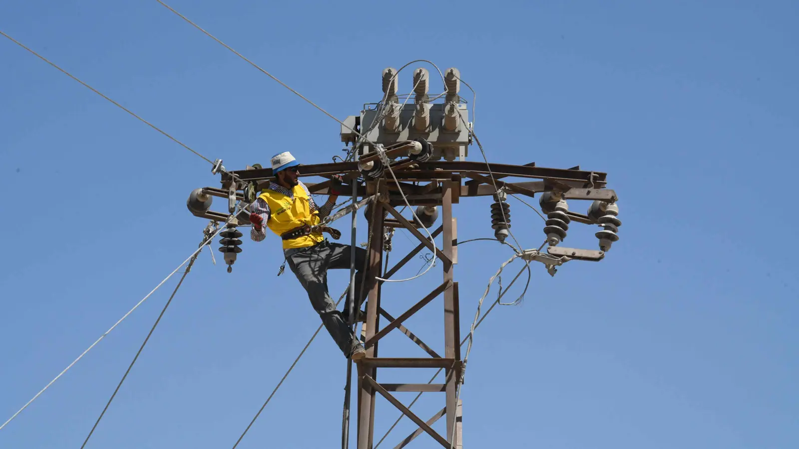 الحكومة السورية تؤكد ضرورة إعادة الربط الكهربائي مع الأردن